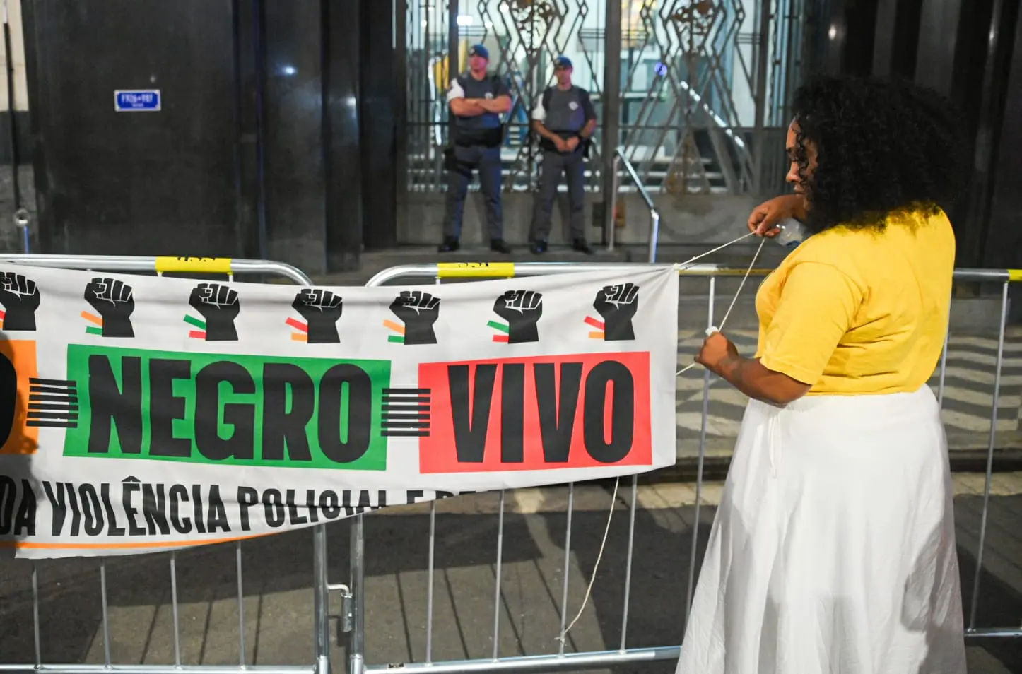 Assassinatos caem em menor ritmo para negros, que têm risco 2,7 vezes maior de morte violenta