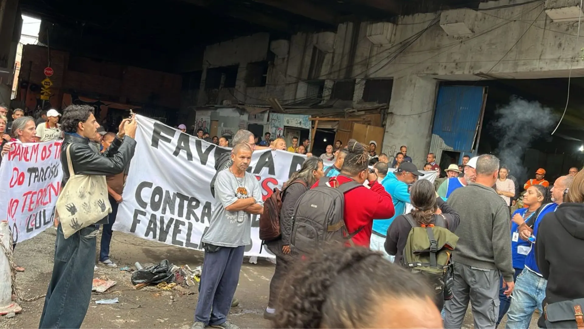 PM-SP monta cerco à favela do Moinho após protesto de moradores contra demolições