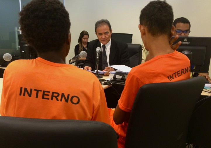 Juiz Fernando Mendonça em audiência de custódia no Maranhão.