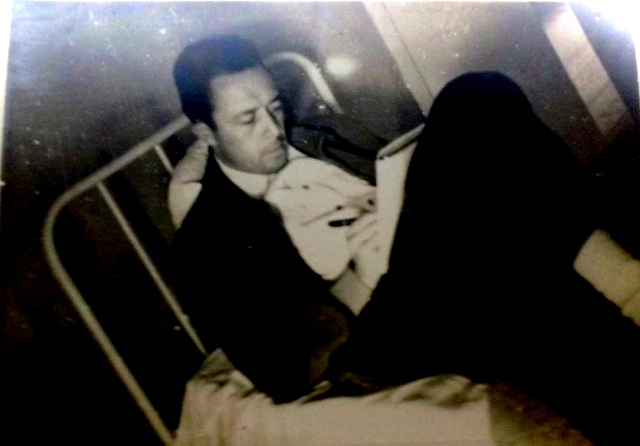 Albert Camus na cama do Hospital Feliz Lembrança, em Iguape, onde se hospedou durante três dias em agosto de 1949