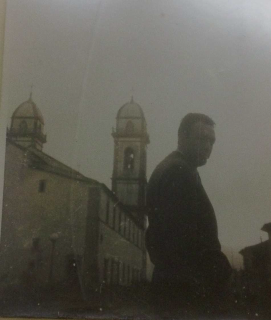 Albert Camus nos fundos da Basílica do Bom Jesus de Iguape