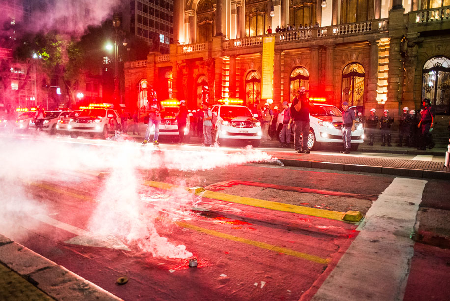 Bombas de gás lacrimogêneo jogadas contra manifestantes do Movimento Passe Livre, no centro de São Paulo (16/1/15). Foto: Rafael Bonifácio/Ponte Jornalismo