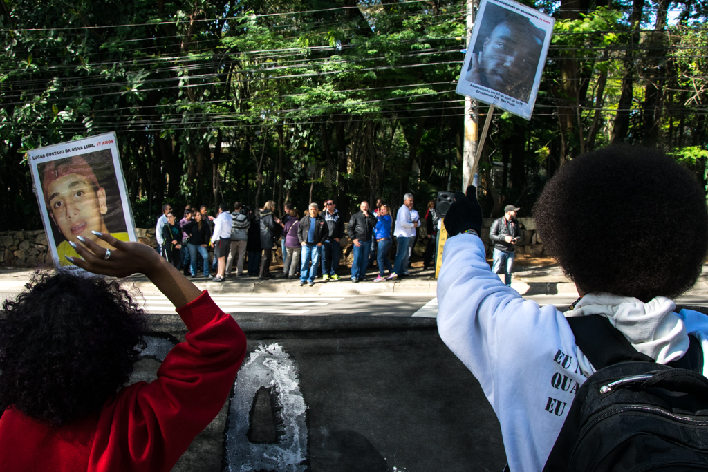 Negros da periferia de um lado da avenida; do outro, brancos do Morumbi |Foto: Daniel Arroyo/Ponte