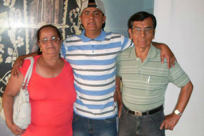 Julio Espinoza com os pais
