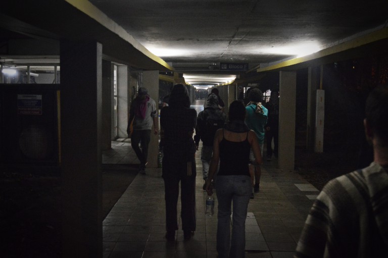 Tropa de Choque no corredor do bloco F (Foto: Nyle Ferrari/Jornal do Campus)