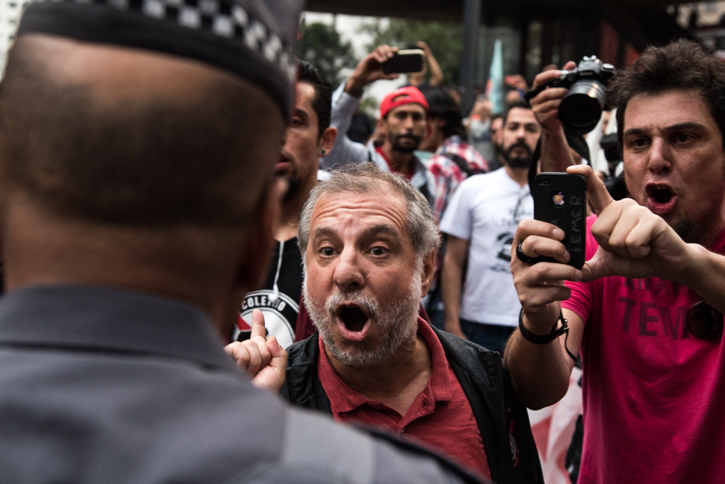 Manifestante reclama do uso do gás de pimenta. Foto: Daniel Arroyo