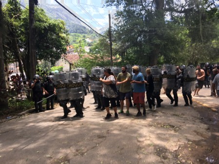 Policiais do Batalhão de Choque começam a avançar contra moradores. Foto: Luiza Sansão
