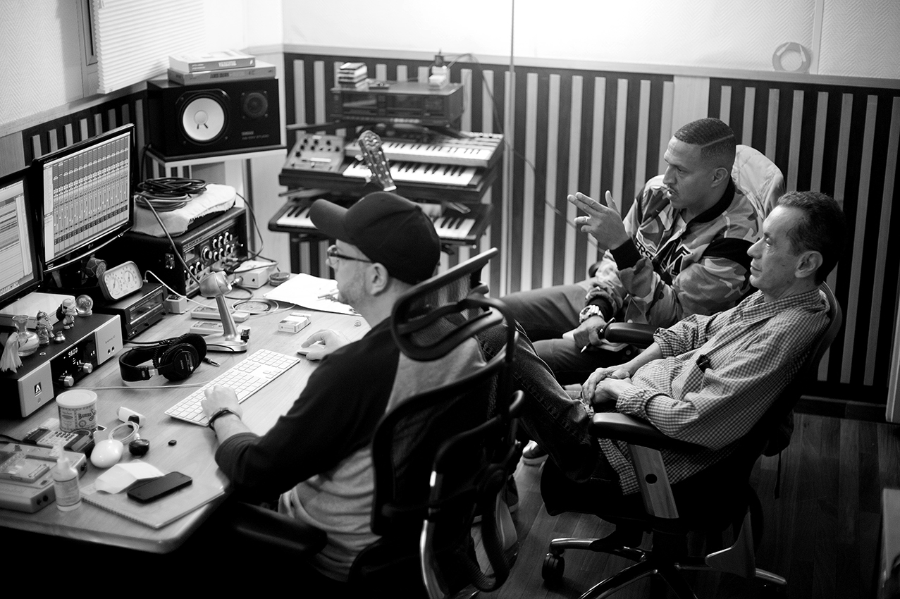 Daniel Bozzio, Mano Brown e Verocai durante gravação da faixa Cigana, no estúdio Fine tuning, em SP, em junho de 2016 - Foto: Fabio Bitão
