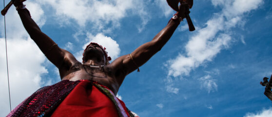 Integrante do bloco afro Ilú Obá De Min, durante desfile no centro de SP, neste domingo (26/02)