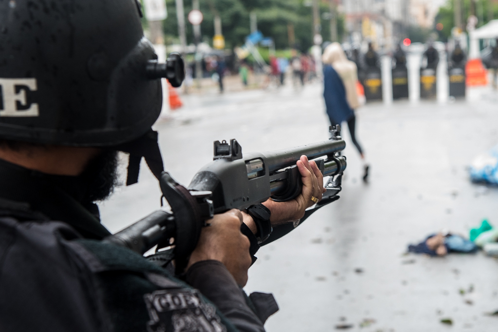 Policial aponta arma contra moradores de rua na Luz, São Paulo, em 21/5/17