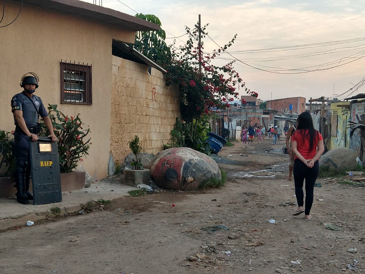 700 famílias são retiradas de terreno em Carapicuíba (SP