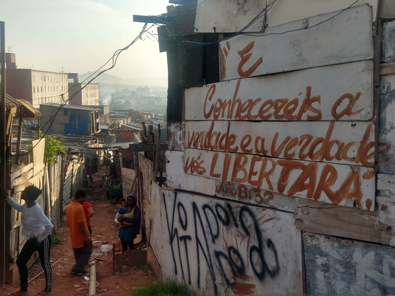 700 famílias são retiradas de terreno em Carapicuíba (SP