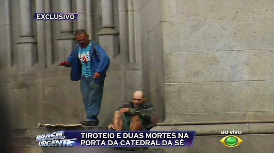 Moradores de rua na escadaria da Catedral da Sé se alimentando com