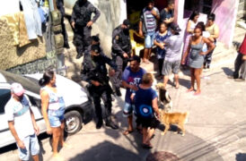 Policiais carregam homem baleado no Areião, São Bernardo do Campo