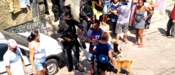 Policiais carregam homem baleado no Areião, São Bernardo do Campo