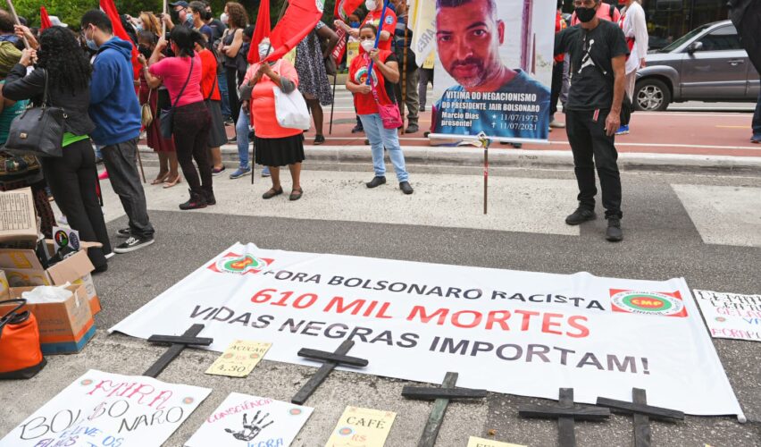 Placa contra o governo Bolsonaro mencionando a pandemia no Protesto do Dia da Consciência Negra, na Avenida Paulista, 20/11/2021