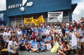 Familiares, amigos, artistas e representantes do Candomblé se reunidos em frente a RedeTV para protestar contra o programa Alerta Pará