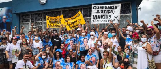 Familiares, amigos, artistas e representantes do Candomblé se reunidos em frente a RedeTV para protestar contra o programa Alerta Pará