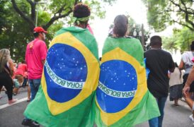 Manifestantes com a bandeira do Brasil no ato Bolsonaro Nunca Mais, em São Paulo, 9 de abril de 2022