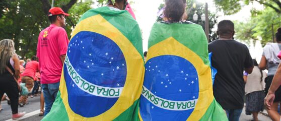 Manifestantes com a bandeira do Brasil no ato Bolsonaro Nunca Mais, em São Paulo, 9 de abril de 2022