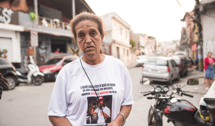 Sônia Silva, mãe do MC Di, em protesto