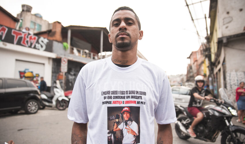 Thiago Trajano, primo do MC Di, em protesto contra prisão do artista