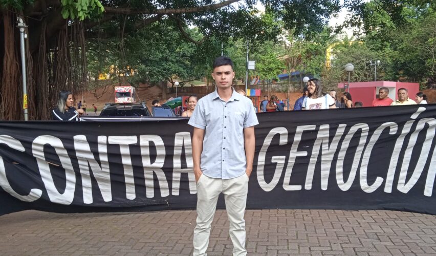 Wanderson Felix em protesto por sua inocência em Heliópolis