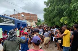 Protesto de indígenas atikum na frente da delegacia da Polícia Civil de Carnaubeira da Penha, Pernambuco