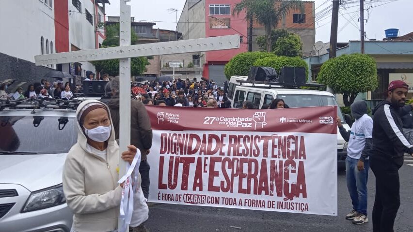 Moradores fazem caminhada e pedem paz durante manifestação em