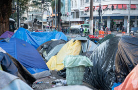 Moradores do edifício Wilton Paes, que desabou no centro de SP em maio de 2006, acampam no Largo do Paissandu, centro de São Paulo, em 20/6/2018 | Foto: Daniel Arroyo / Ponte Jornalismo