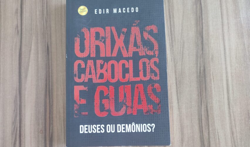 Exemplar do livro "Orixãs, Caboclos e Guias", distribuído pela UFP | Foto: Priscila Viana