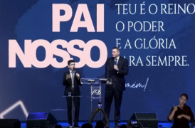 Pastor estadunidense fala em congresso da União de Mocidades das Assembleias de Deus de Brasília (UMADEB). Está acompanhado de um tradutor em cima de um palco