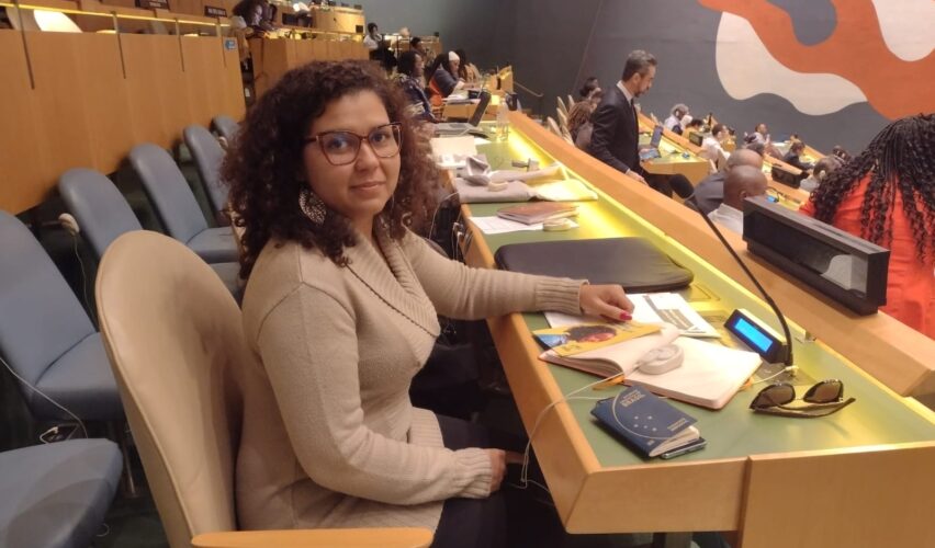 Ingrid Lorena, do Cedeca-CE, apresentando denúncia na ONU