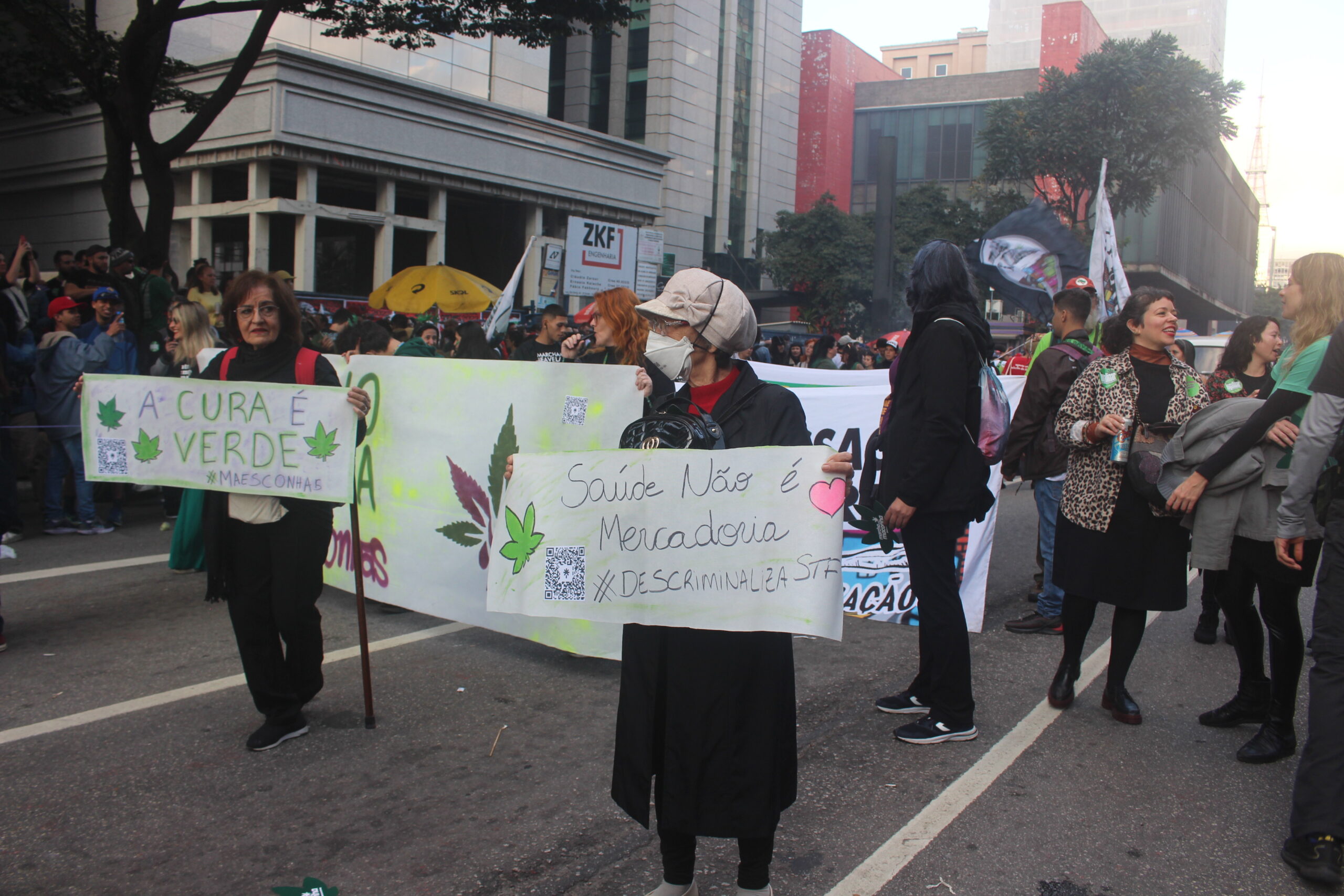 Idosas na Marcha da Maconha 2023 pedindo a descriminalização da planta