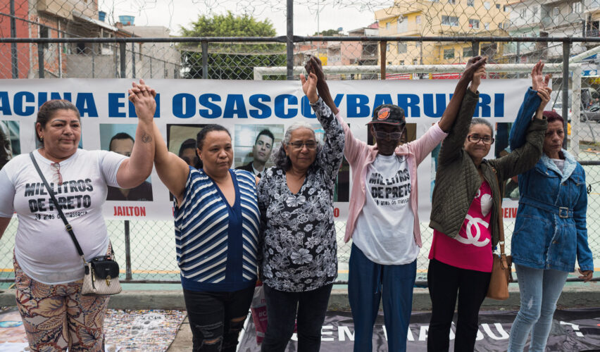 Familiares das vítimas da chacina de Osasco e Barueri durante protesto que marcou 8 anos das mortes