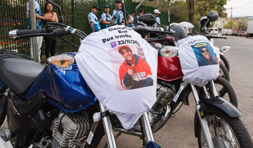 Camisetas estampadas com fotos de Jorge foram colocadas em motocicletas