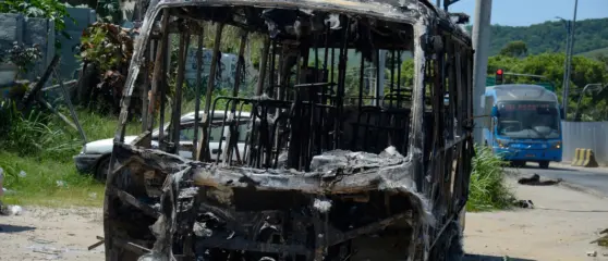 35 ônibus e um trem foram queimados no Rio de Janeiro após a morte de miliciano | Foto: Tomaz Silva/Agência Brasil