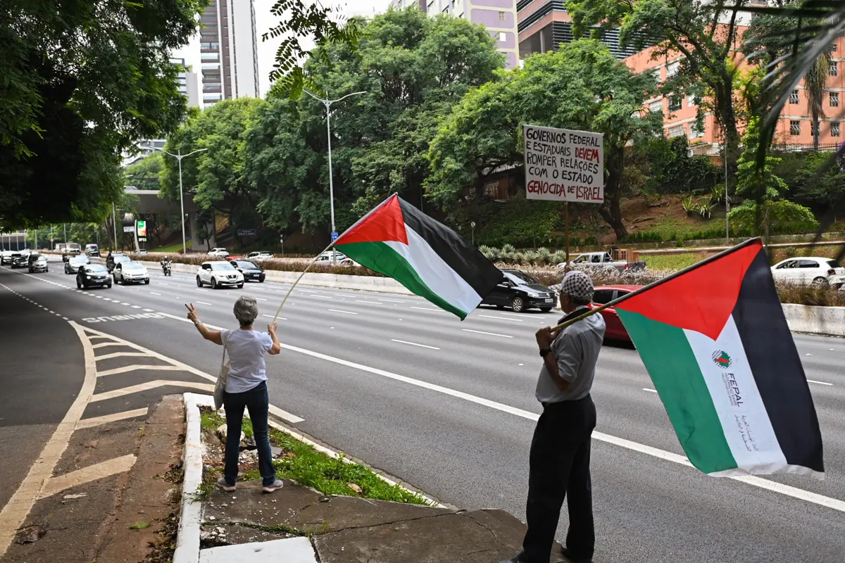 Manifestantes hasteiam bandeiras da Palestina na Avenida 23 de Maio.