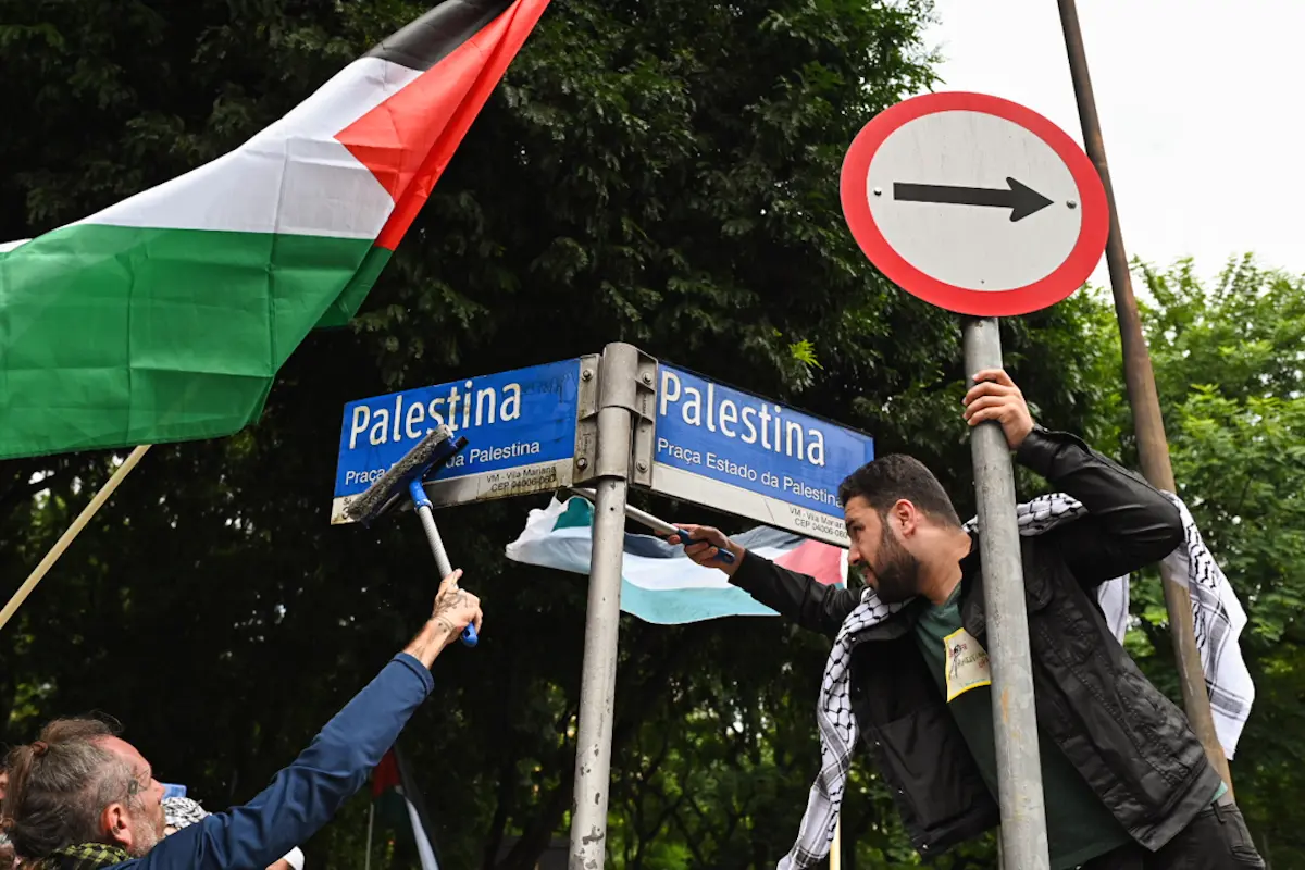 Manifestantes limparam as placas da Praça Estado da Palestina, localizada no Paraíso, zona sul de SP.