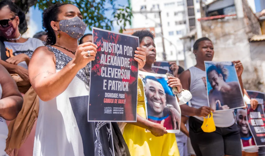 Protesto de moradores na Avenida do Contorno, na região da Gamboa, em  1º de março de 2022 | Foto: