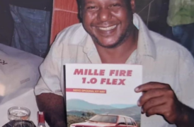 Marcos Costa segurando panfleto com destaque do carro que ganhou pelo trabalho exercido com vigor | Foto: Arquivo pessoal