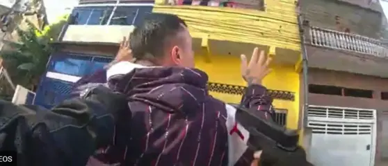 Imagens da câmera corporal do PM Dernival Santos Silva registram o momento em que ele aponta a arma para Matias Menezes Caviquiole | Foto: Reprodução