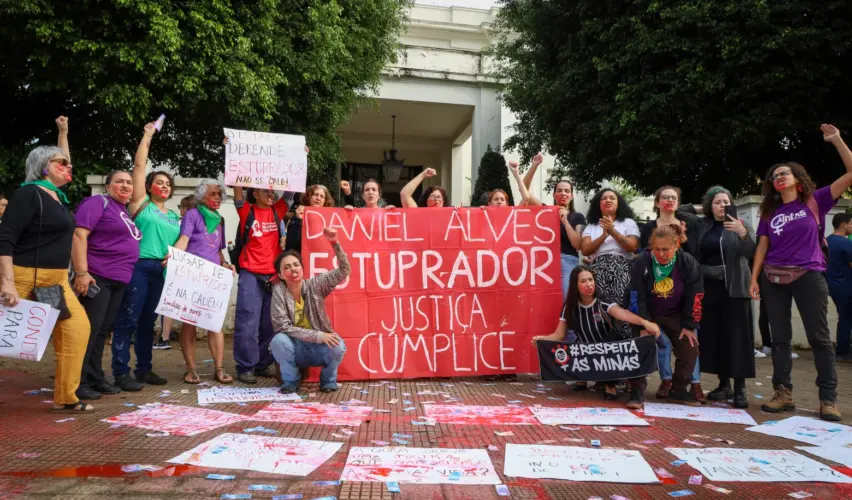 Manifestantes fizeram ato em frente ao Consulado da Espanha contra a revogação da condenação do ex-jogador Daniel Alves | Foto: Maísa Mendes/Divulgação
